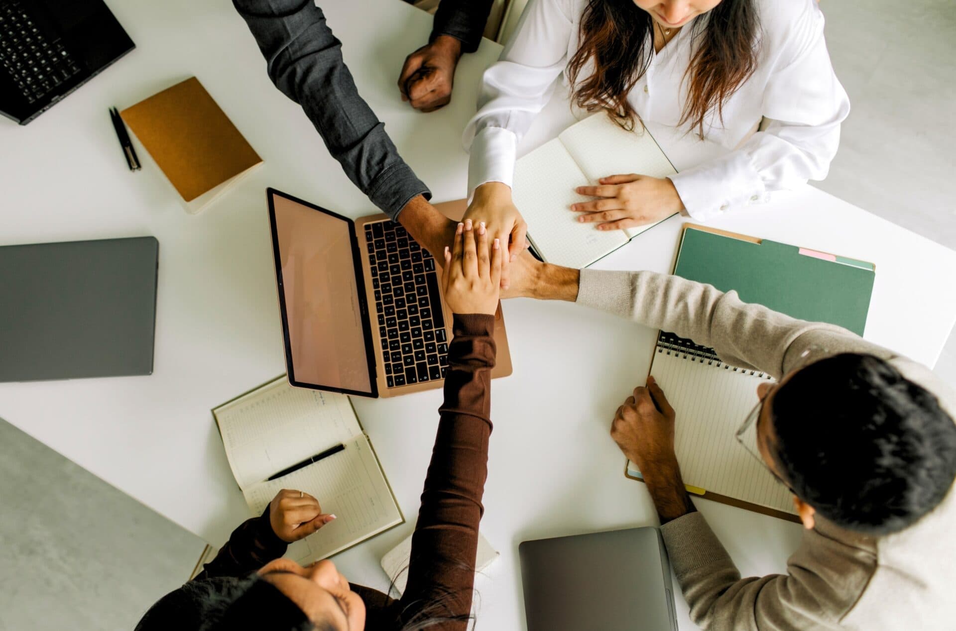 Team dat samenwerkt rond een scherm