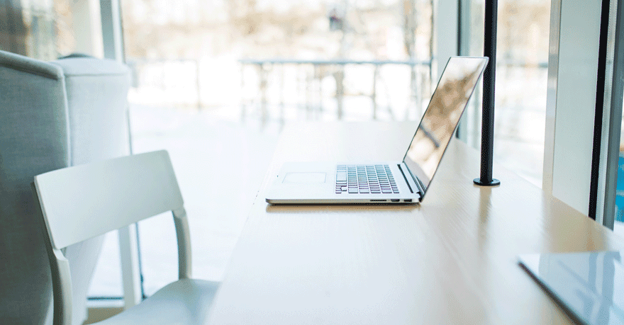 Rustige werkplek met laptop en notities